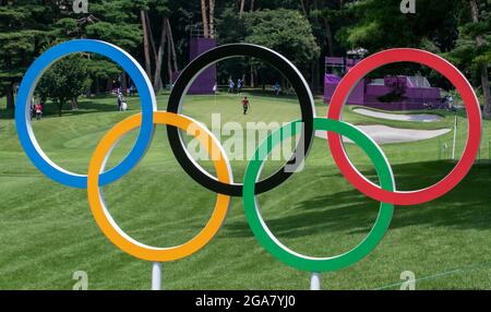 Tokio, Kanto, Japan. Juli 2021. 29. Juli 2021, Tokio, Japan: Die Olympischen Ringe sind ein Höhepunkt des 16. Lochs im Kasumigaseki Country Club während der Olympischen Sommerspiele 2020 in Tokio. (Bild: © Angel AdamsZUMA Press Wire) Stockfoto