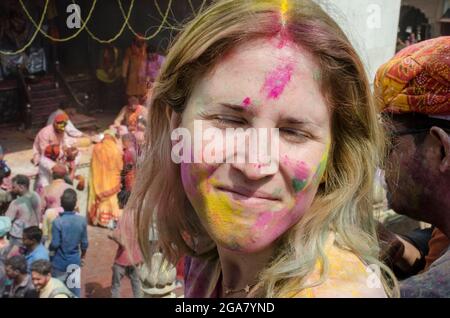 Porträt eines Anhängers beim Holi-Festival Stockfoto