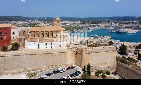 Luftaufnahme von Dalt Vila, der ummauerten Stadt Eivissa auf Ibiza-Insel, Spanien - Kathedrale Santa María mit Blick auf das Mittelmeer Stockfoto