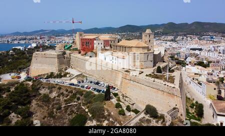 Luftaufnahme von Dalt Vila, der ummauerten Stadt Eivissa auf Ibiza-Insel, Spanien - Kathedrale Santa María mit Blick auf das Mittelmeer Stockfoto