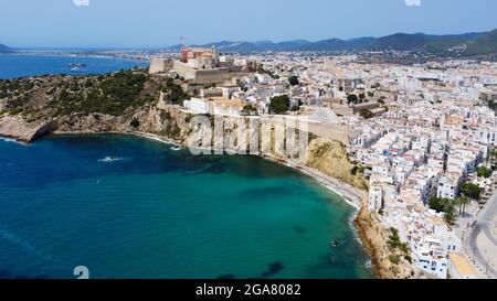 Luftaufnahme von Dalt Vila, der ummauerten Stadt Eivissa auf Ibiza-Insel, Spanien - Kathedrale Santa María mit Blick auf das Mittelmeer Stockfoto