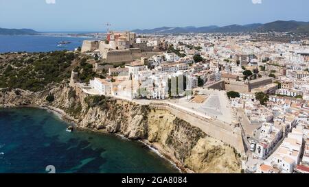 Luftaufnahme von Dalt Vila, der ummauerten Stadt Eivissa auf Ibiza-Insel, Spanien - Kathedrale Santa María mit Blick auf das Mittelmeer Stockfoto