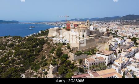 Luftaufnahme von Dalt Vila, der ummauerten Stadt Eivissa auf Ibiza-Insel, Spanien - Kathedrale Santa María mit Blick auf das Mittelmeer Stockfoto