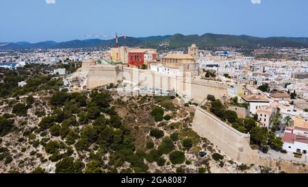 Luftaufnahme von Dalt Vila, der ummauerten Stadt Eivissa auf Ibiza-Insel, Spanien - Kathedrale Santa María mit Blick auf das Mittelmeer Stockfoto