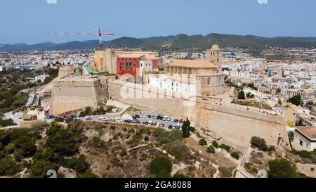 Luftaufnahme von Dalt Vila, der ummauerten Stadt Eivissa auf Ibiza-Insel, Spanien - Kathedrale Santa María mit Blick auf das Mittelmeer Stockfoto