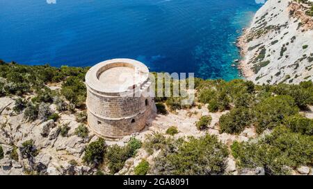 Luftaufnahme des Torre des Savinar, an der westlichen Spitze der Insel Ibiza auf den Balearen, Spanien - mittelalterlicher Wehrturm Stockfoto