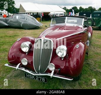 Dreiviertel Frontansicht eines Red, 1938, Delahaye 135MS, ausgestellt in der 30er-Jahre-Sektion "Style and Elegance" der London Classic Car Show 2021. Stockfoto