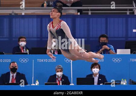 Tokio, Japan. Juli 2021. Sunisa Lee aus den Vereinigten Staaten, tritt am Donnerstag, den 29. Juli 2021, bei den Bodenübungen während der Rundum-Zeremonie des individuellen Kunstturnens der Frauen im Ariake Gymnastik Center bei den Olympischen Spielen in Tokio, Japan, auf. Sunisa Lee aus den Vereinigten Staaten gewann das Gold, Rebeca Andrade aus Brasilien, das Silber und Angelina Melnikova vom russischen Olympischen Komitee die Bronze. Foto von Richard Ellis/UPI Credit: UPI/Alamy Live News Stockfoto