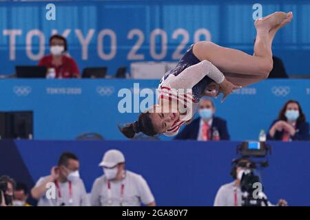 Tokio, Japan. Juli 2021. Sunisa Lee aus den Vereinigten Staaten, tritt am Donnerstag, den 29. Juli 2021, bei den Bodenübungen während der Rundum-Zeremonie des individuellen Kunstturnens der Frauen im Ariake Gymnastik Center bei den Olympischen Spielen in Tokio, Japan, auf. Sunisa Lee aus den Vereinigten Staaten gewann das Gold, Rebeca Andrade aus Brasilien, das Silber und Angelina Melnikova vom russischen Olympischen Komitee die Bronze. Foto von Richard Ellis/UPI Credit: UPI/Alamy Live News Stockfoto