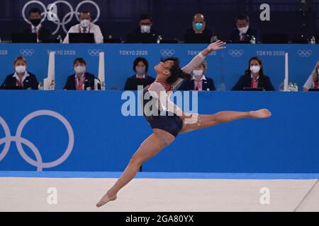 Tokio, Japan. Juli 2021. Sunisa Lee aus den Vereinigten Staaten, tritt am Donnerstag, den 29. Juli 2021, bei den Bodenübungen während der Rundum-Zeremonie des individuellen Kunstturnens der Frauen im Ariake Gymnastik Center bei den Olympischen Spielen in Tokio, Japan, auf. Sunisa Lee aus den Vereinigten Staaten gewann das Gold, Rebeca Andrade aus Brasilien, das Silber und Angelina Melnikova vom russischen Olympischen Komitee die Bronze. Foto von Richard Ellis/UPI Credit: UPI/Alamy Live News Stockfoto