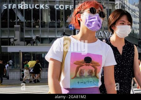 Tokio, Japan. Juli 2021. Fußgänger mit Gesichtsmasken als vorbeugende Maßnahme gegen die Ausbreitung von covid-19 gehen über den Shibuya Crossing in Tokio. Tokio meldete am Donnerstag 3,865 neue Fälle, gegenüber 3,177 am Mittwoch, und verdoppelte die Zahl vor einer Woche, was ein Allzeithoch seit Beginn der Pandemie Anfang letzten Jahres darstellt. Kredit: SOPA Images Limited/Alamy Live Nachrichten Stockfoto