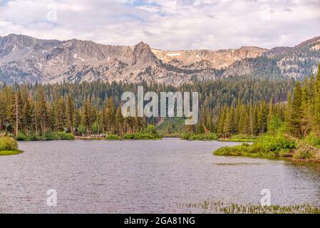 Lake Mamie an einem Junimorgen. Mammoth Lakes, Kalifornien, USA. Stockfoto