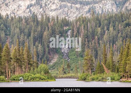 Twin Lakes und Blick auf die Twin Falls. Mammoth Lakes, Kalifornien, USA. Stockfoto