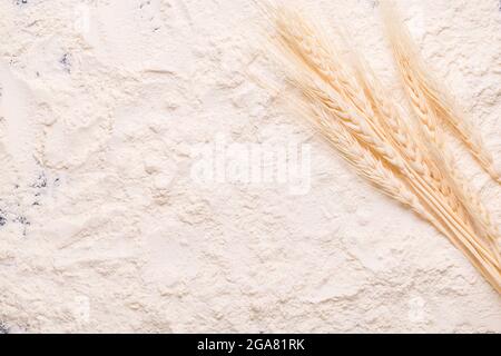 Background oder Background, Mehl auf dunklem Hintergrund. Draufsicht. Stockfoto