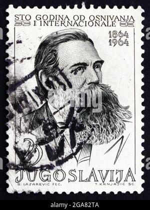 JUGOSLAWIEN - UM 1964: Eine in Jugoslawien gedruckte Briefmarke zeigt Friedrich Engels, deutscher Sozialwissenschaftler, Politikwissenschaftler und Philosoph, um Stockfoto
