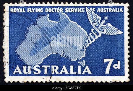 AUSTRALIEN - UM 1957: Eine in Australien gedruckte Marke zeigt Caduceus und Map of Australia, Royal Flying Doctor Service of Australia, um 1957 Stockfoto