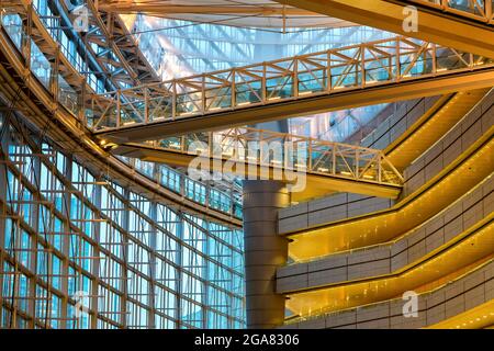 Tokio, Japan - 21. Juni 2016: Das Tokyo International Forum Interior. Ein Mehrzweck-Ausstellungszentrum in Marunouchi. Beleuchtete Stahl- und Glasstrus Stockfoto