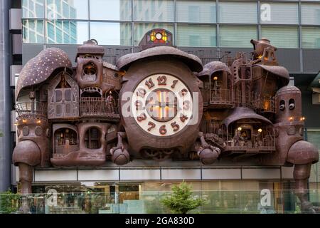 Tokio, Japan - 21. Juni 2016: Die Giant Ghibli Clock, am Nittele Tower, Shiodome. Die Uhr ist 60 Meter breit und wurde von Hayao Miyazaki in ste entworfen Stockfoto