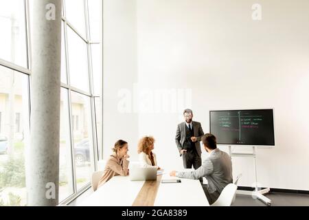 Gruppe von multiethnischen jungen Geschäftsleuten arbeiten zusammen in der Büro Stockfoto