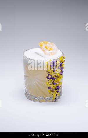 margarita Ananas Cocktail Drink in Glas garniert Blume auf weißem Hintergrund Stockfoto