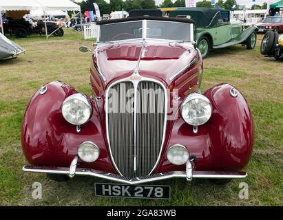 Vorderansicht eines Red, 1938, Delahaye 135MS, ausgestellt in der Stil- und Eleganzabteilung der 30er Jahre der London Classic Car Show 2021. Stockfoto