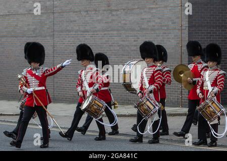 Windsor, Großbritannien. Juli 2021. Das Grenadier Guards Corps of Drums verlässt die Victoria Barracks und marschieren zum Schloss Windsor, um die Wachablösung durchzuführen. Die Zeremonie, die auch als Guard Mounting bekannt ist, wurde am 22. Juli zum ersten Mal seit Beginn der Covid-19-Pandemie im März 2020 wieder aufgenommen. Kredit: Mark Kerrison/Alamy Live Nachrichten Stockfoto