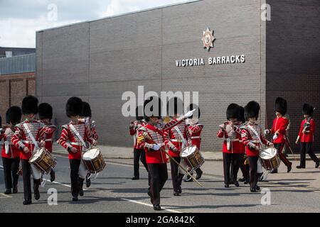 Windsor, Großbritannien. Juli 2021. Das 1. Bataillon Grenadier Guards, angeführt vom Grenadier Guards Corps of Drums, verlässt Victoria Barracks und marschiert zum Schloss Windsor, um die Zeremonie zur Änderung der Garde durchzuführen. Die Zeremonie, die auch als Guard Mounting bekannt ist, wurde am 22. Juli zum ersten Mal seit Beginn der Covid-19-Pandemie im März 2020 wieder aufgenommen. Kredit: Mark Kerrison/Alamy Live Nachrichten Stockfoto