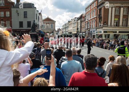 Windsor, Großbritannien. Juli 2021. Eine Schar von Touristen und Anwohnern beobachtet das 1. Bataillon Grenadier Guards, angeführt vom Grenadier Guards Corps of Drums, bei ihrem Anflug auf Schloss Windsor, um die Wachablösung durchzuführen. Die Zeremonie, die auch als Guard Mounting bekannt ist, wurde am 22. Juli zum ersten Mal seit Beginn der Covid-19-Pandemie im März 2020 wieder aufgenommen. Kredit: Mark Kerrison/Alamy Live Nachrichten Stockfoto