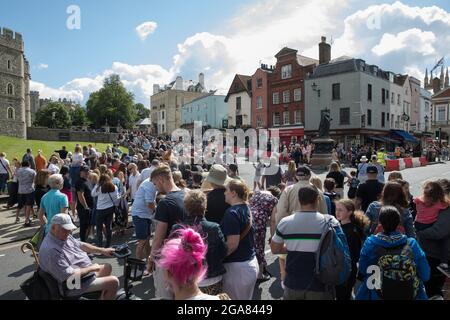 Windsor, Großbritannien. Juli 2021. Vor dem Schloss Windsor versammelt sich eine Menge Touristen und Anwohner, um den Wachwechsel zu beobachten. Die Zeremonie, die auch als Guard Mounting bekannt ist, wurde am 22. Juli zum ersten Mal seit Beginn der Covid-19-Pandemie im März 2020 wieder aufgenommen. Kredit: Mark Kerrison/Alamy Live Nachrichten Stockfoto