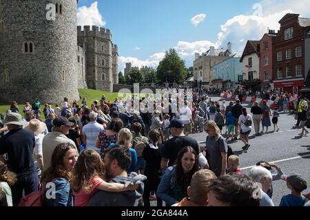 Windsor, Großbritannien. Juli 2021. Vor dem Schloss Windsor versammelt sich eine Menge Touristen und Anwohner, um den Wachwechsel zu beobachten. Die Zeremonie, die auch als Guard Mounting bekannt ist, wurde am 22. Juli zum ersten Mal seit Beginn der Covid-19-Pandemie im März 2020 wieder aufgenommen. Kredit: Mark Kerrison/Alamy Live Nachrichten Stockfoto