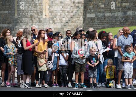 Windsor, Großbritannien. Juli 2021. Touristen und Anwohner warten auf den Abflug der Alten Wache vom Schloss Windsor nach der Wachablösung. Die Zeremonie, die auch als Guard Mounting bekannt ist, wurde am 22. Juli zum ersten Mal seit Beginn der Covid-19-Pandemie im März 2020 wieder aufgenommen. Kredit: Mark Kerrison/Alamy Live Nachrichten Stockfoto