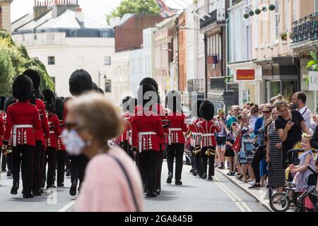 Windsor, Großbritannien. Juli 2021. Touristen und Anwohner beobachten die Rückkehr der Alten Garde in die Victoria Barracks nach der Wachablösung im Schloss Windsor. Die Zeremonie, die auch als Guard Mounting bekannt ist, wurde am 22. Juli zum ersten Mal seit Beginn der Covid-19-Pandemie im März 2020 wieder aufgenommen. Kredit: Mark Kerrison/Alamy Live Nachrichten Stockfoto