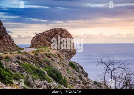 Gesteinsformation auf dem Weg zum Kap Tenaron im Lakonischen Mani-Gebiet, Griechenland Stockfoto