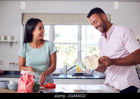 Paar In Der Küche Zu Hause Gemeinsam Hausgemachte Pizzas Zubereiten Stockfoto