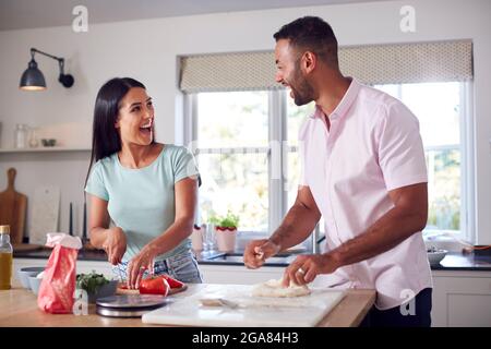 Paar In Der Küche Zu Hause Gemeinsam Hausgemachte Pizzas Zubereiten Stockfoto