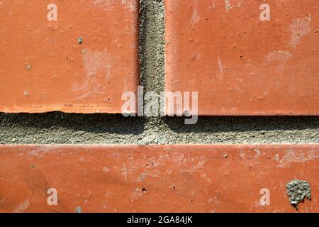 Fragment der roten Ziegelwand mit Mauerwerk Nähte Stockfoto