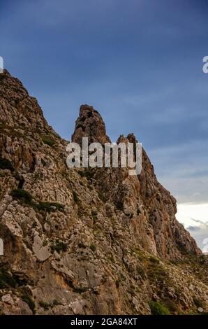 Gesteinsformation auf dem Weg zum Kap Tenaron im Lakonischen Mani-Gebiet, Griechenland Stockfoto