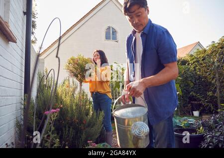 Reifes Asiatisches Paar Bei Der Arbeit Bewässerung Und Pflege Von Pflanzen Im Garten Zu Hause Stockfoto