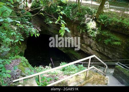 Die steilen Stufen und der Wanderweg am Eingang des Mammoth Cave National Park in der Nähe von Kentucky, USA Stockfoto