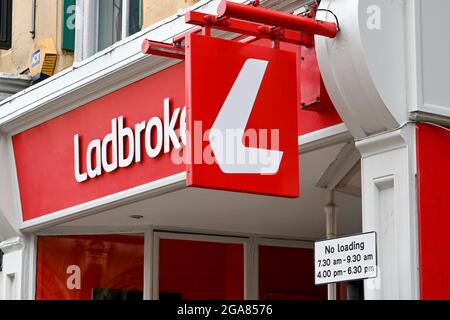 Oxford, England - 2021. Juni: Schild über dem Eingang zu einer Filiale der Ladbrokes-Kette von Wettgeschäften Stockfoto