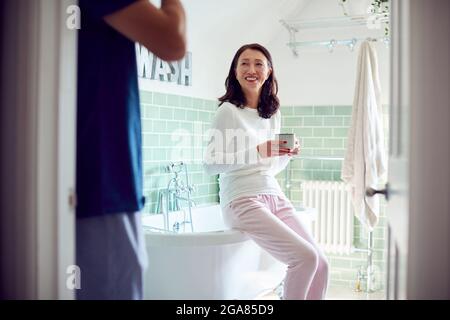 Reifes Asiatisches Paar Trägt Schlafanzug Sitzen Im Badezimmer Genießen Morgen Heiße Getränke Zusammen Stockfoto