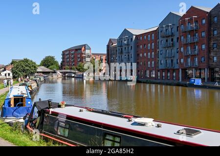 Chester, Cheshire, England - Juli 2021: Neues Gehäuse mit Blick auf schmale Boote auf Kanalbasis auf dem Shropshire Union Kanal in Chester Stockfoto