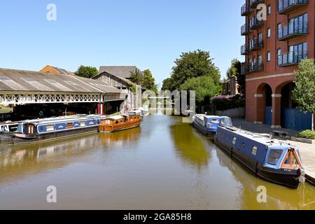 Chester, Cheshire, England - Juli 2021: Schmale Boote auf dem Shropshire Union Kanal in Chester Stockfoto