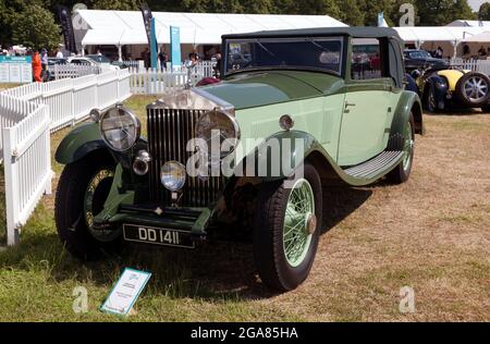 Dreiviertel Vorderansicht eines Rolls Royce Phantom II aus dem Jahr 1930, ausgestellt in der Stil- und Eleganzabteilung der 30er Jahre der London Classic Car Show 2021. Stockfoto