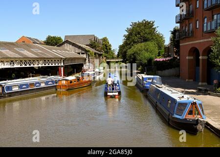 Chester, Cheshire, England - Juli 2021: Schmale Boote auf dem Shropshire Union Kanal in Chester Stockfoto