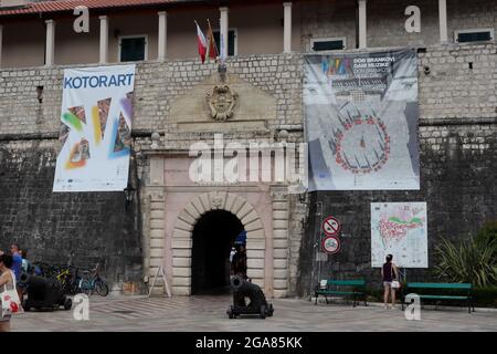 Kotor, Montenegro - 20. Juli 2021 großes mittelalterliches Steintor am Eingang der Stadt Kotor an einem sonnigen Sommertag Stockfoto