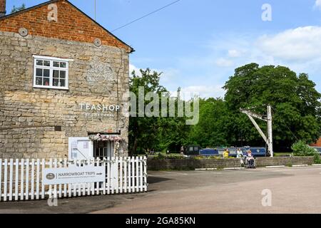 Newbury, Bekshire, England - 2021. Juni: Seitenansicht des Tea Shop Cafés am Ufer des Kennet- und Avon-Kanals im Zentrum von Newbury. Stockfoto
