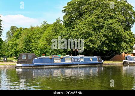 Newbury, Bekshire, England - 2021. Juni: Hausboot liegt an einem öffentlichen Park am Kennet- und Avon-Kanal im Zentrum von Newbury. Stockfoto