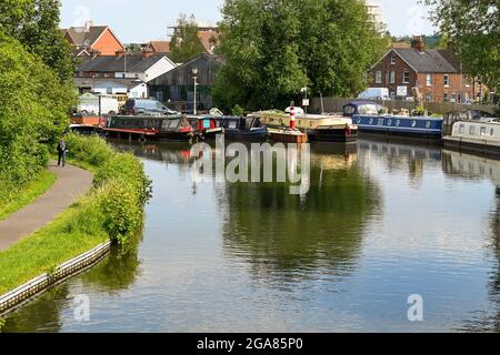 Newbury, Bekshire, England - 2021. Juni: Hausboote vertäuten in einem Kanalbecken am Kennet- und Avon-Kanal im Zentrum von Newbury. Stockfoto