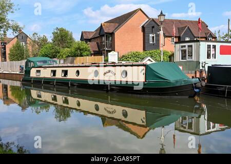 Newbury, Bekshire, England - 2021. Juni: Hausboote vertäuten in einer Marina am Kennet- und Avon-Kanal im Zentrum von Newbury. Stockfoto